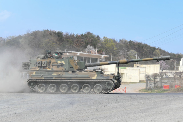 해병대 1사단 포병여단 포11대대 장병들이 경북 포항 정천리 훈련장에서 K9A1(자주포) 기동훈련을 실시하고 있다. /해병대 1사단 제공