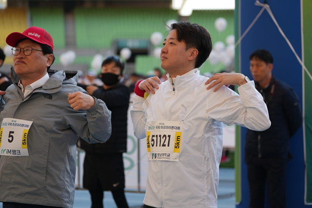 개혁신당 대선 후보인 이준석 의원이 13일 대구에서 열린 제18회 영남일보 국제 하프마라톤대회에 참가해 준비운동을 하고 있다. /개혁신당 선대본 제공
