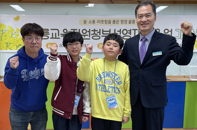 이동신 영재교육원장, 지도교사 학생대표 기념촬영./울릉교육지원청