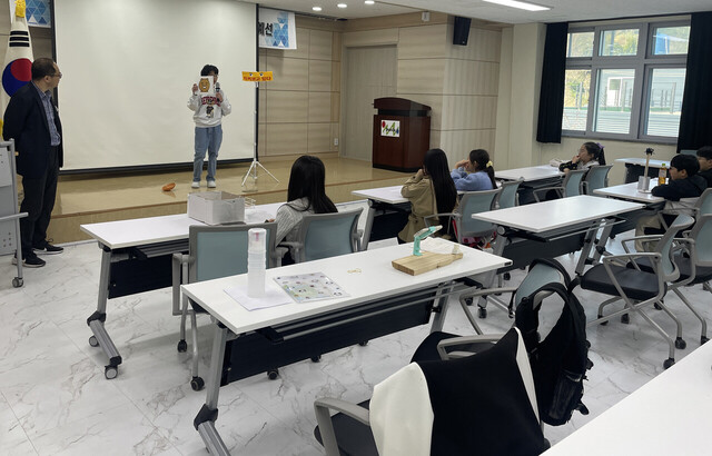 자기가 발명한 발명품을 설명하고 있다. /울릉교육지원청