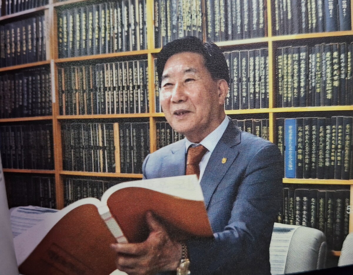 Second alt text