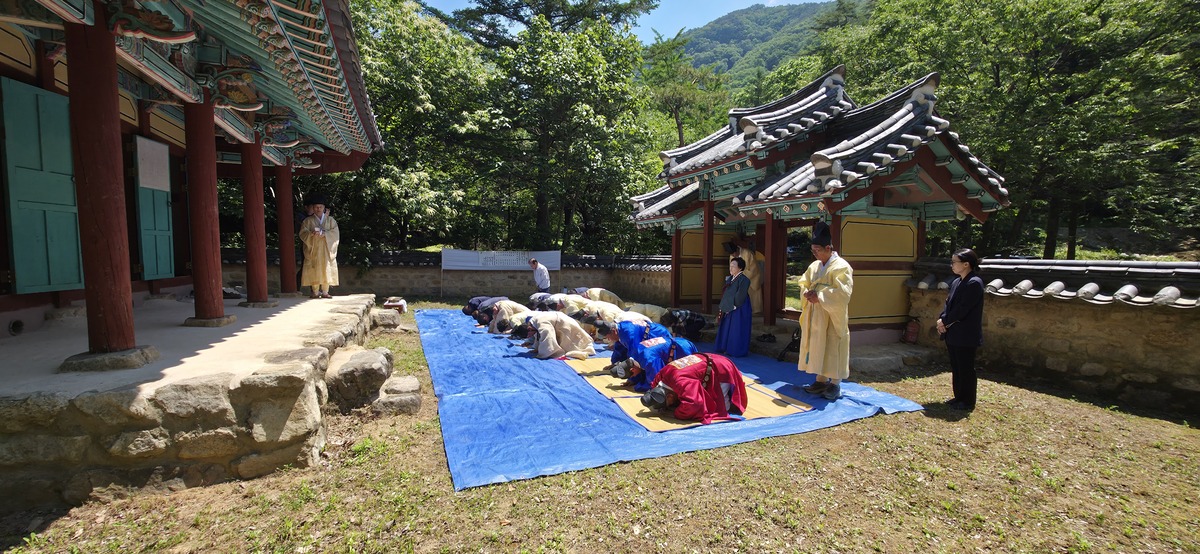 Second alt text