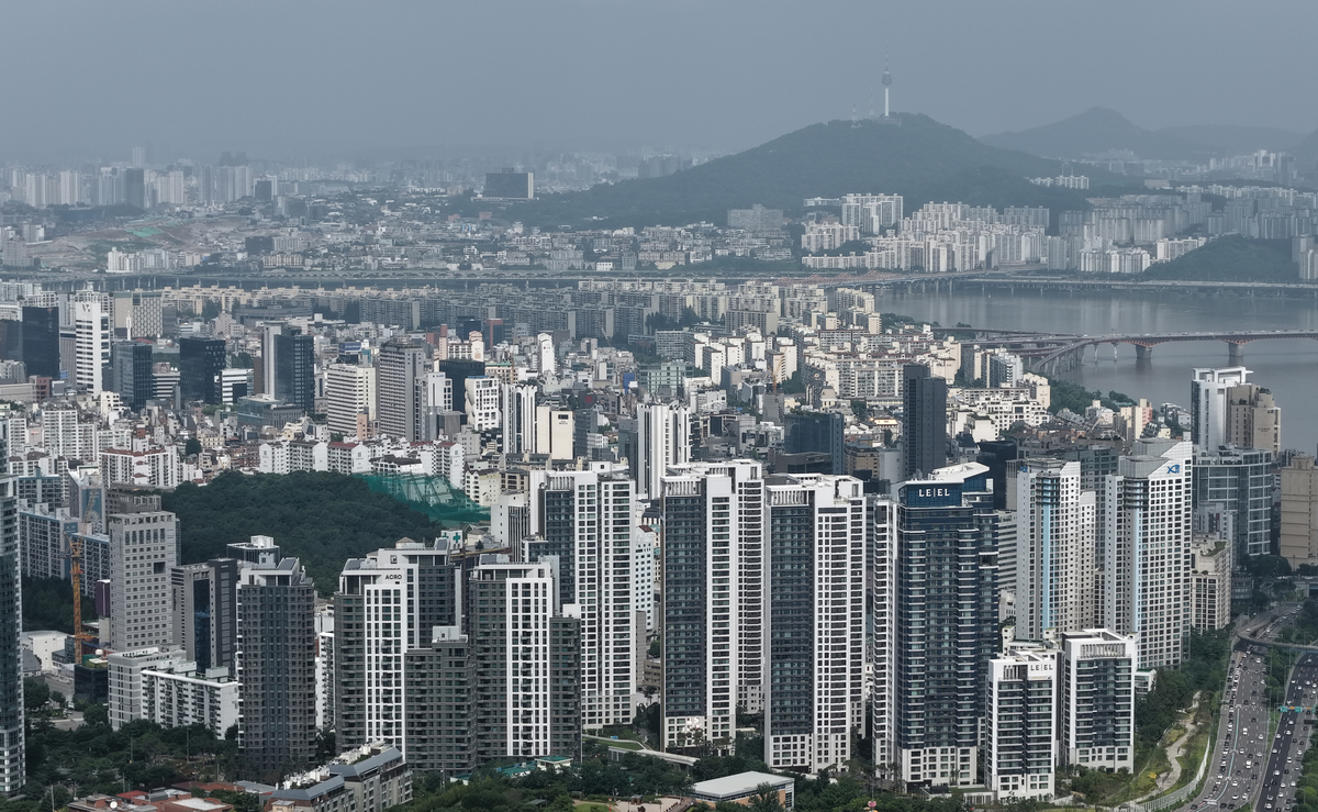“집값 더 오른다” 전망 4년10개월 만에 최고… <b>소비심리 3개월</b>째 <b>개선</b>