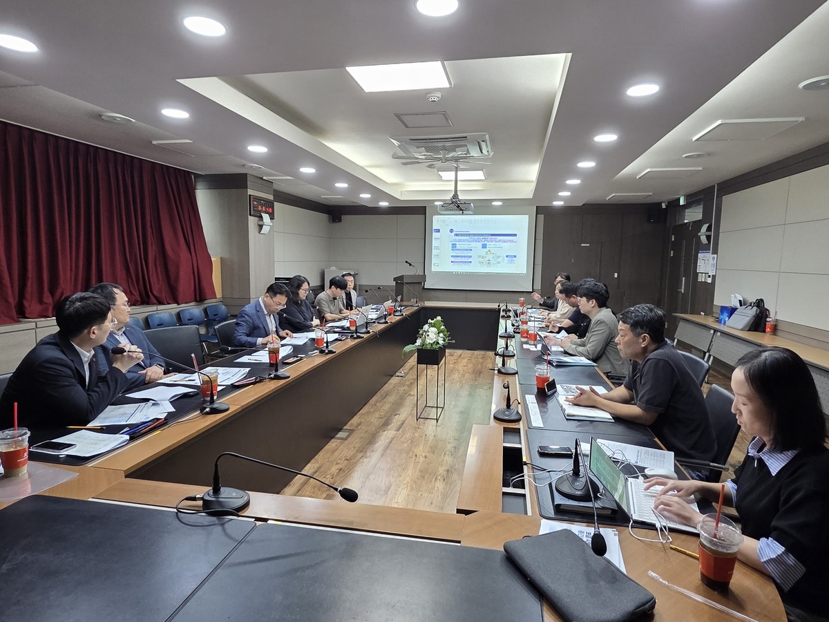 경북도 AI 돌봄 지원 로봇 현장 안착 점검 - 뉴스 썸네일 이미지