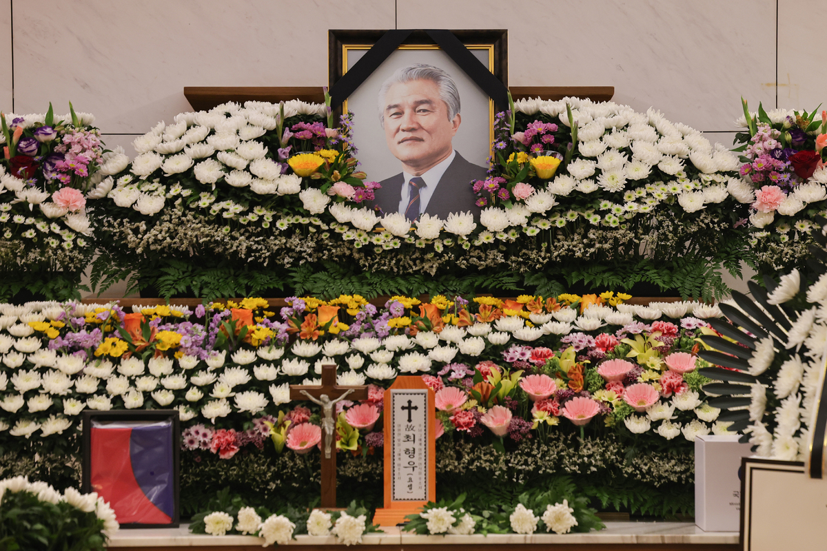 “민주주의 위해 한 몸 아끼지 않아”…故 <b>최형우</b> 빈소에 여야 추모행렬